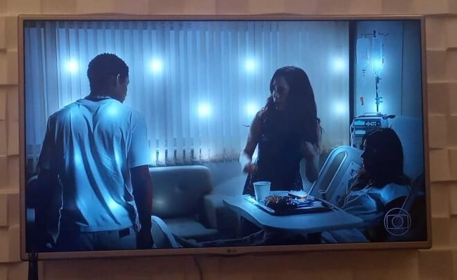 tv com bolinhas brancas na tela